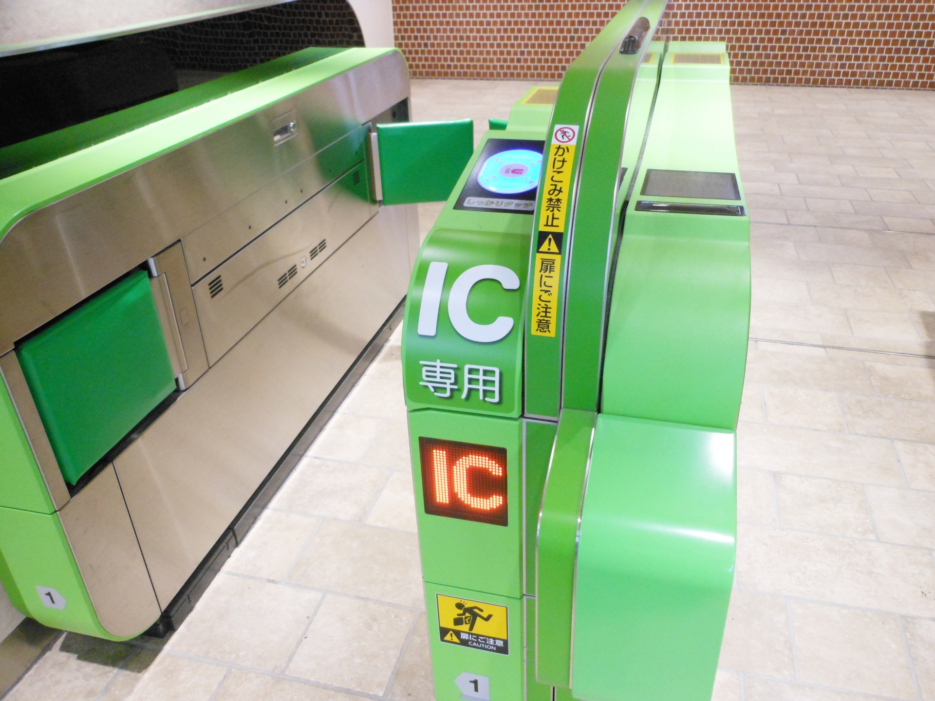 交通系ICカード専用の改札（横浜駅）