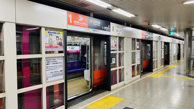 京都市営地下鉄東西線（三条京阪駅）