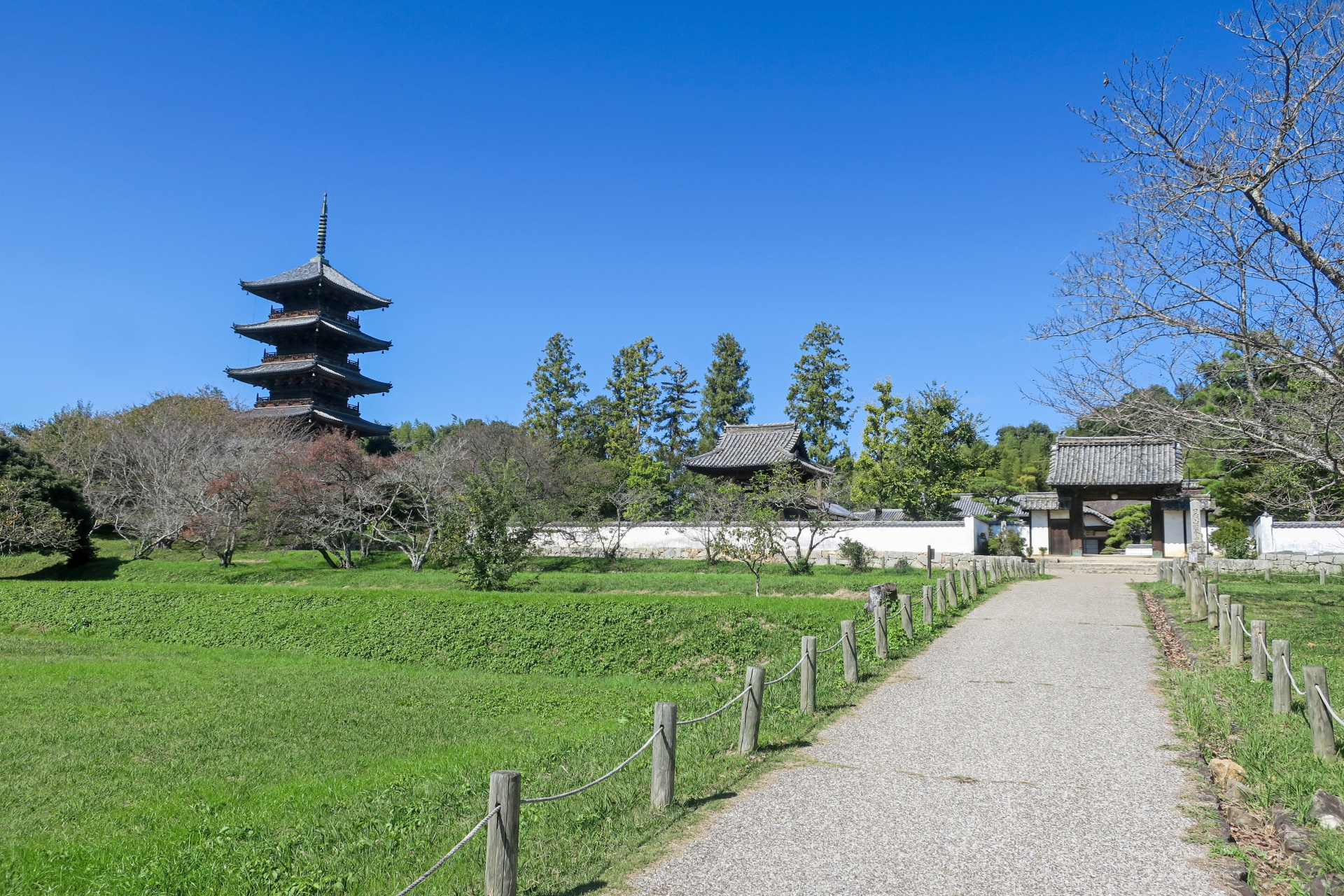 備中国分寺（総社市）　参道と五重塔