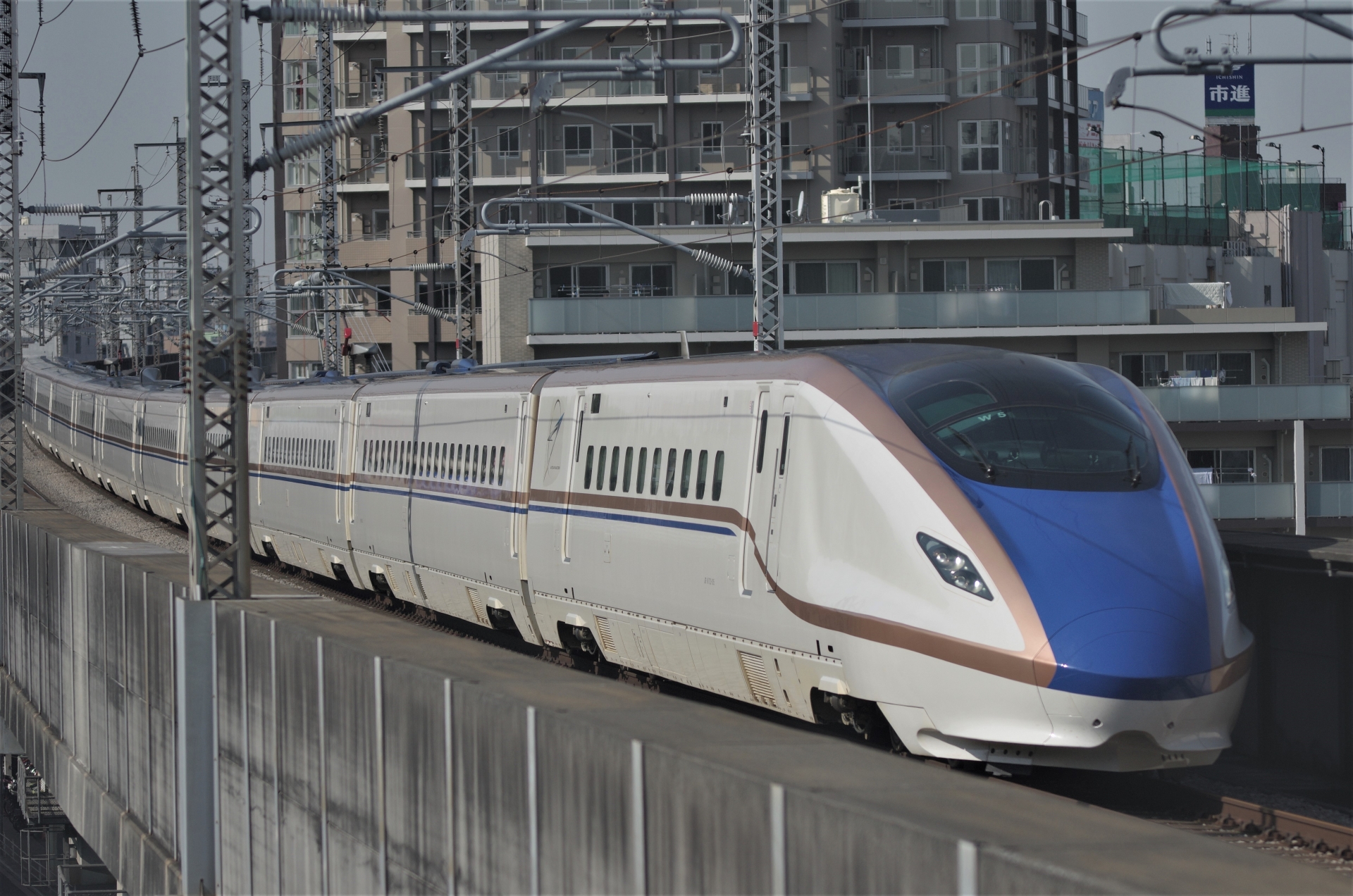 北陸新幹線で使用されるW7系