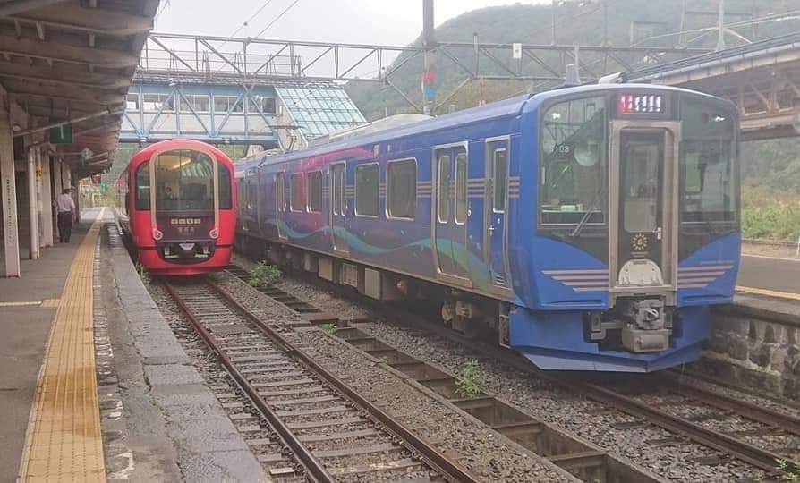 妙高高原駅で並んだえちごトキめき鉄道「雪月花」としなの鉄道SR1系