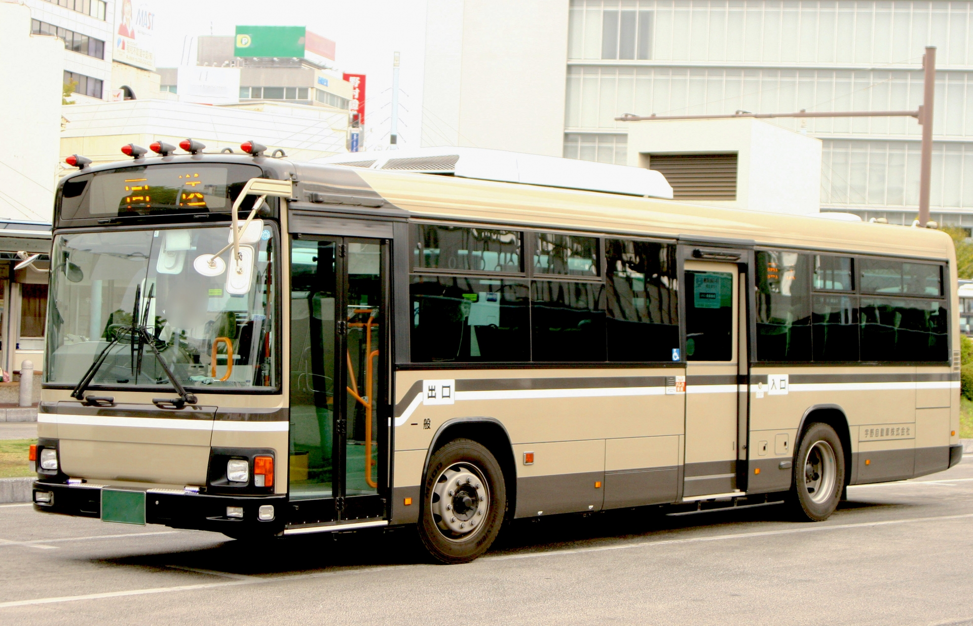 宇野バスの路線バス（岡山駅バスターミナル）