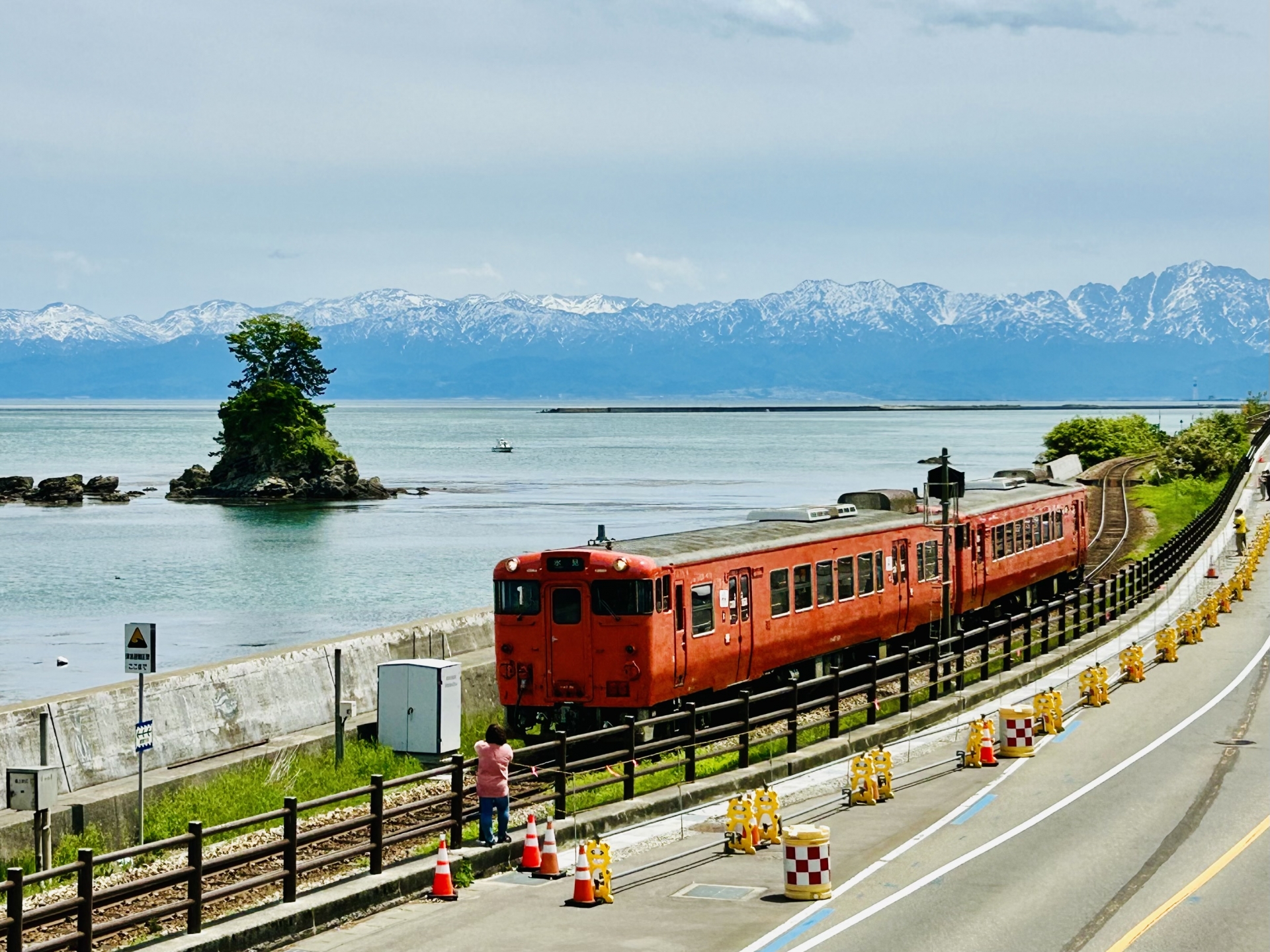 富山・立山連峰と雨晴海岸と氷見線