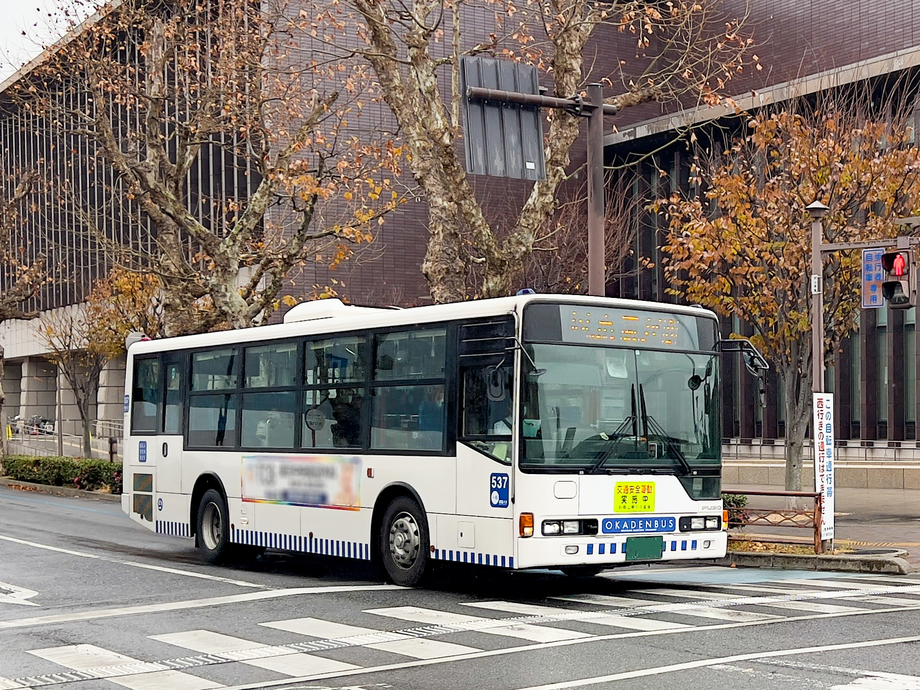 交通規制の影響を受ける岡電バス