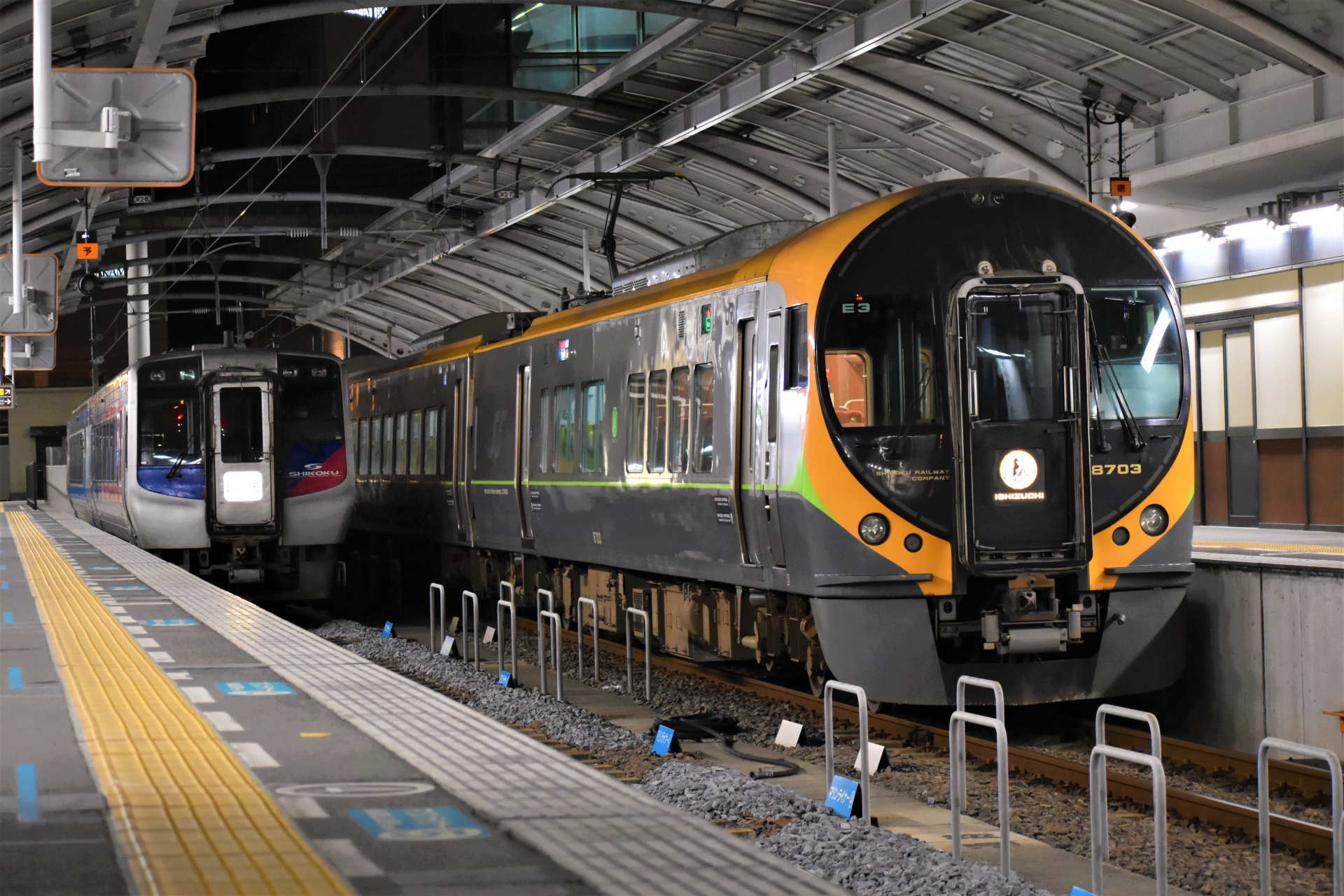新旧「いしづち」8600系と8000系（高松駅）