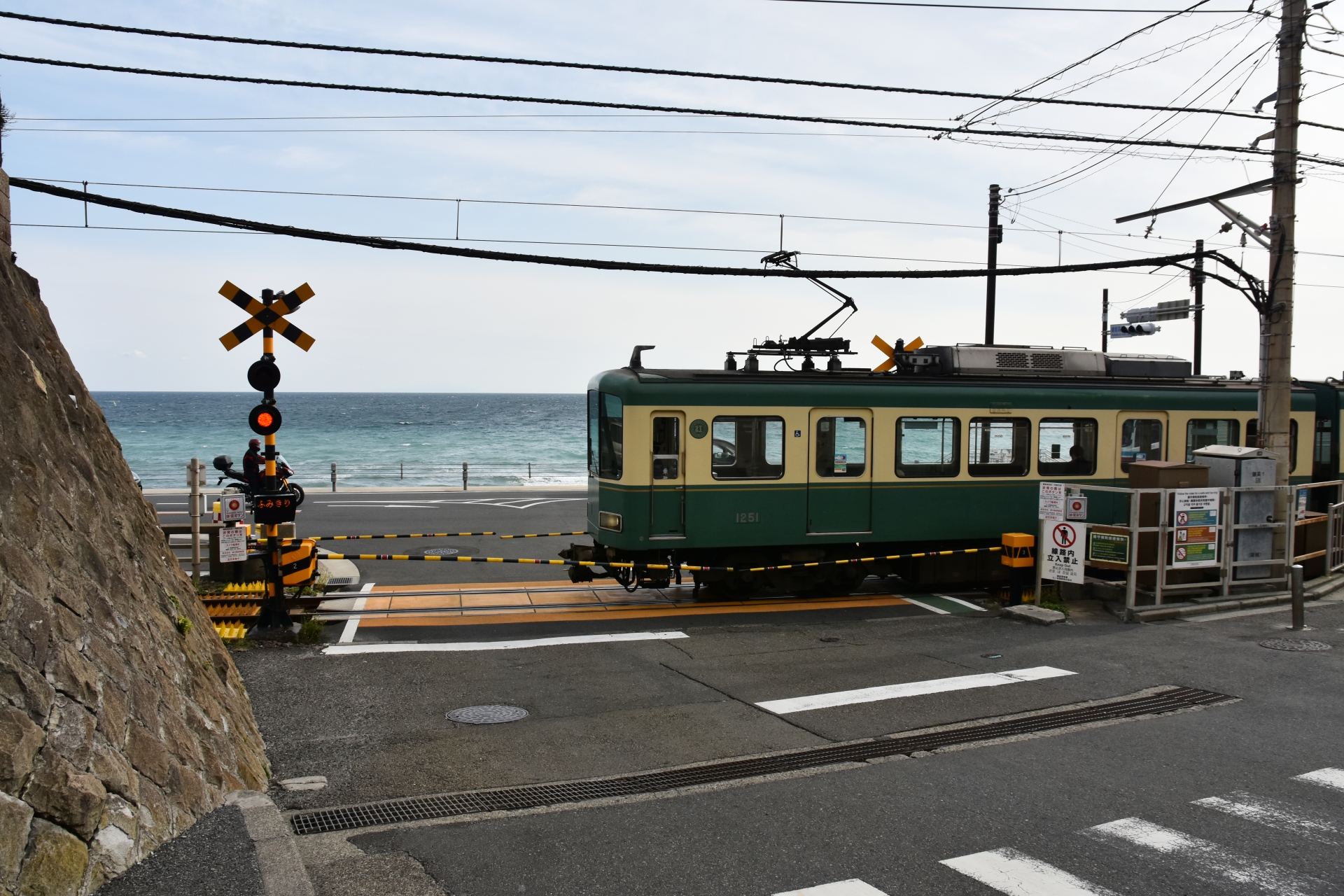 江ノ電の観光スポットの一つ　鎌倉高校前駅の踏切