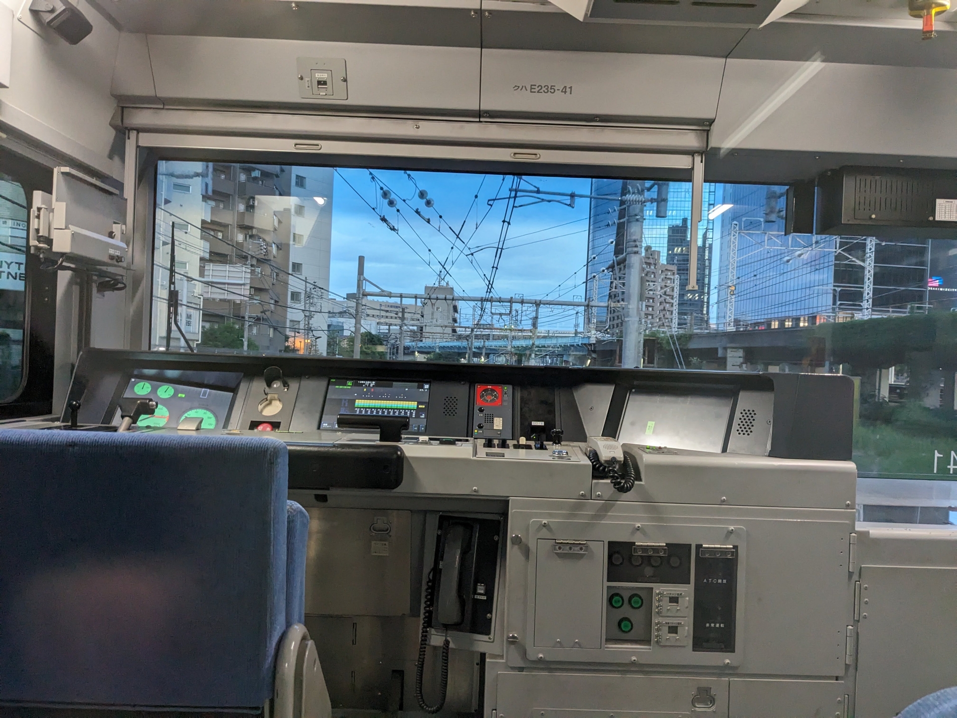 運転台（E235系）