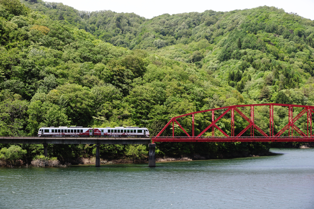 錦秋湖を渡る観光列車「ひなび」