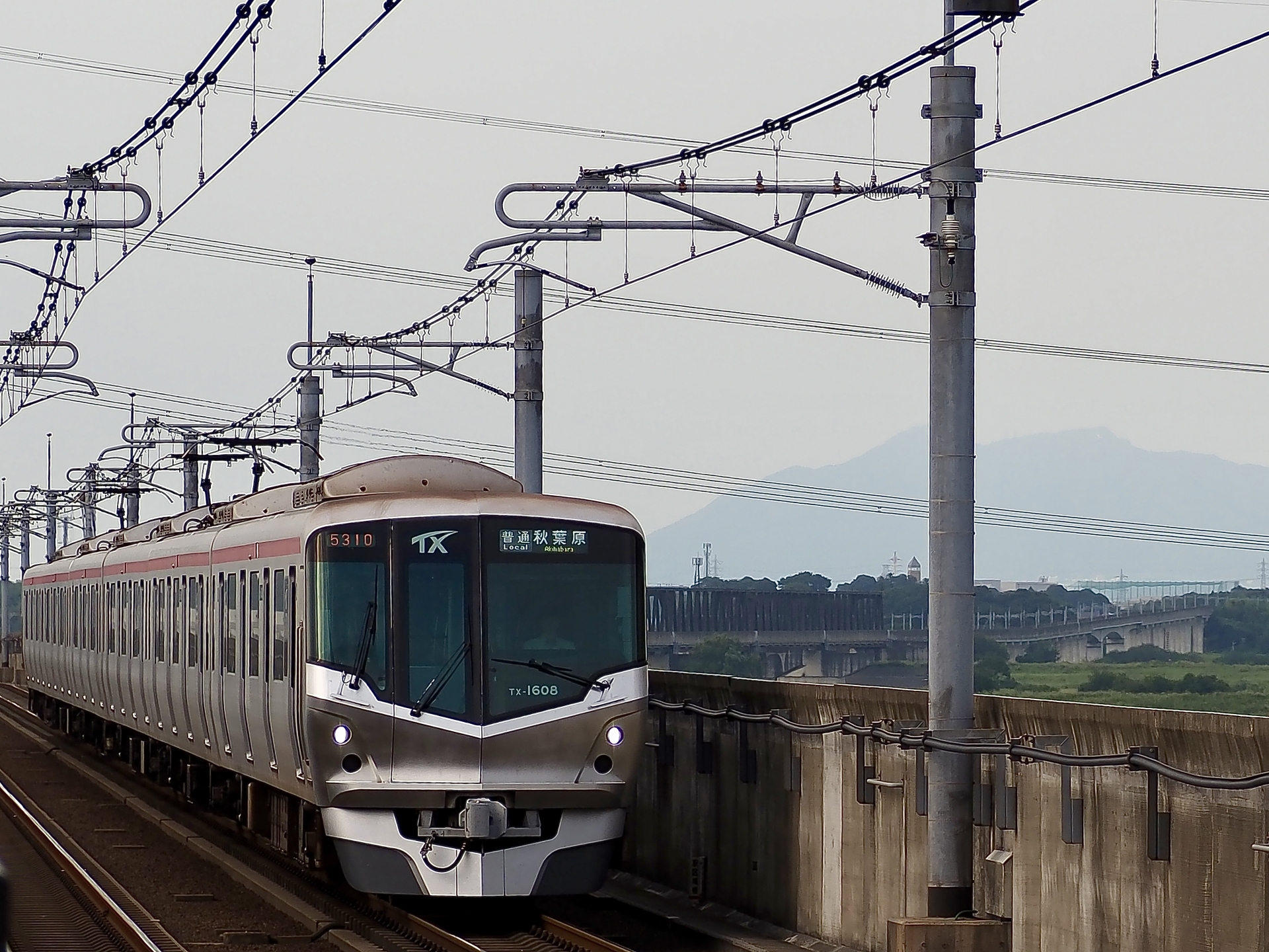 つくばエクスプレス1000系と筑波山