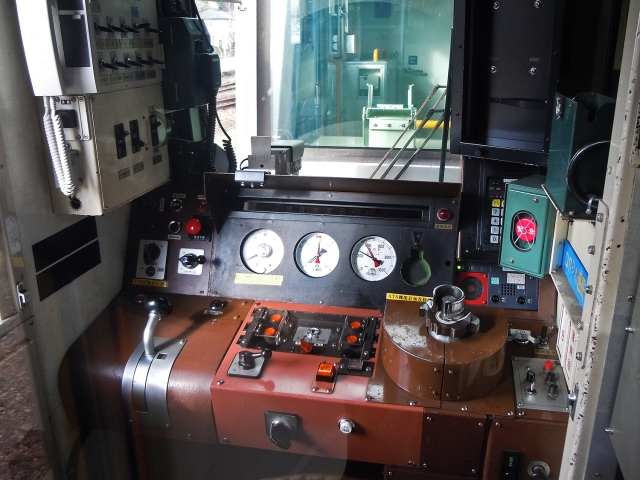 キハ120の運転席