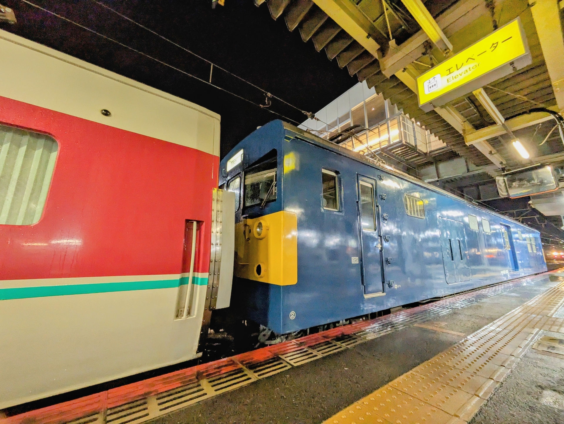 クモヤ145形とゆったりやくも381系