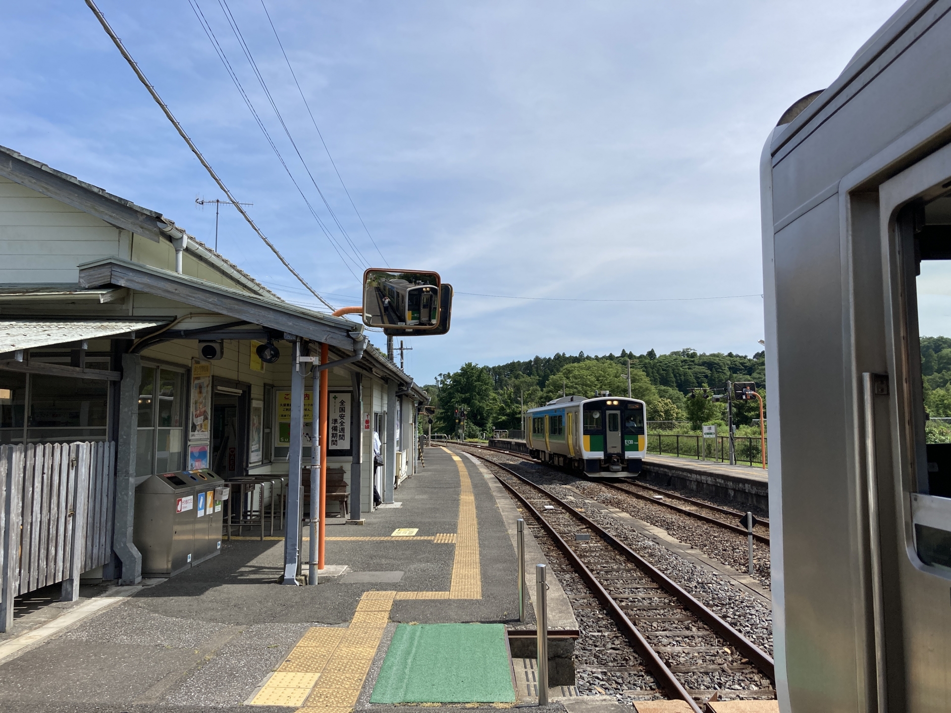 久留里駅で交換する久留里線キハE130系