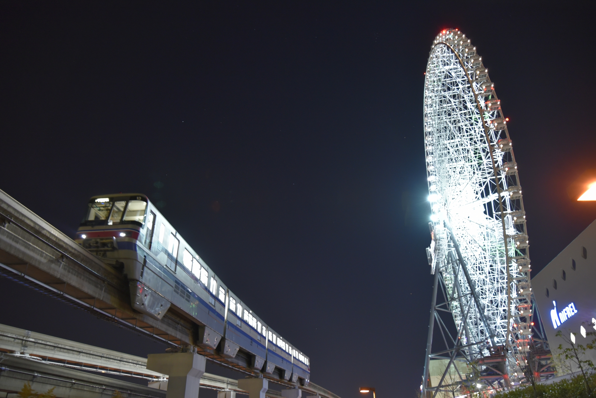 夜の大阪モノレール