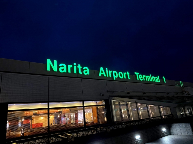 夜の成田空港