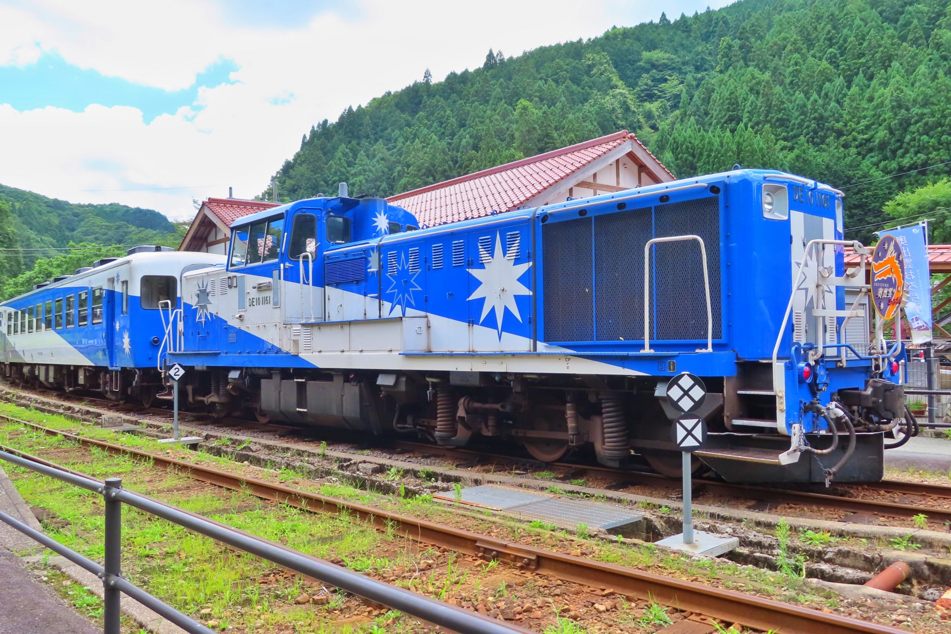 奥出雲おろち号を牽引するDE10形1161号機