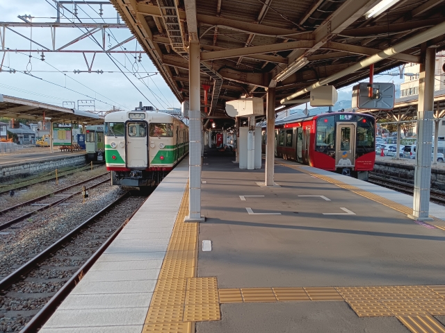小諸駅115系とSR1系