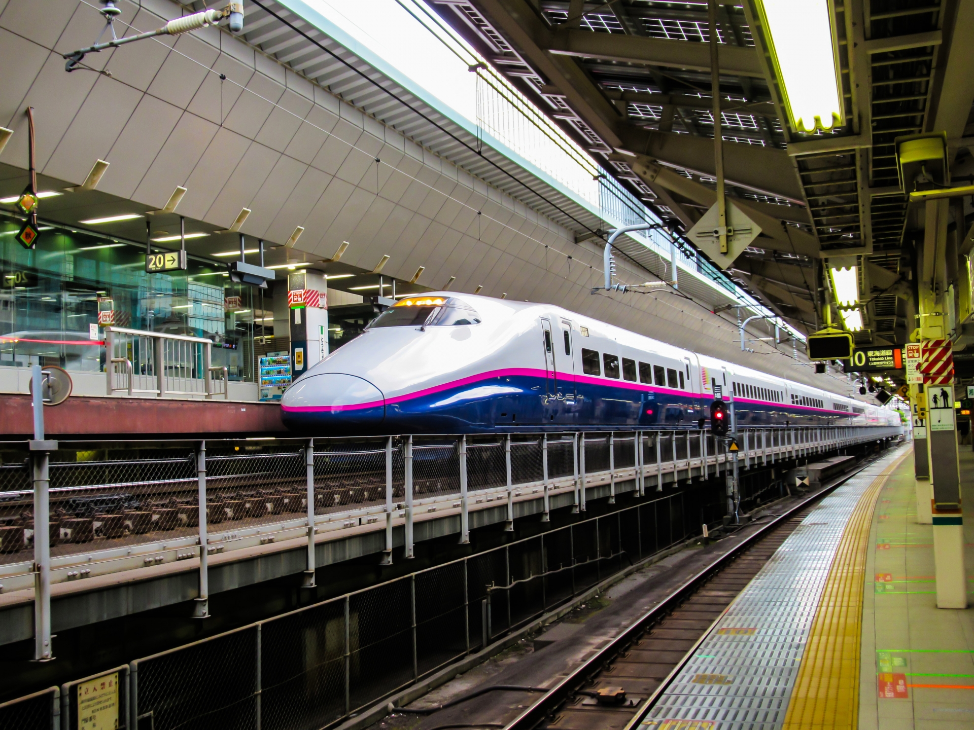 東北新幹線E2系「やまびこ」東京駅