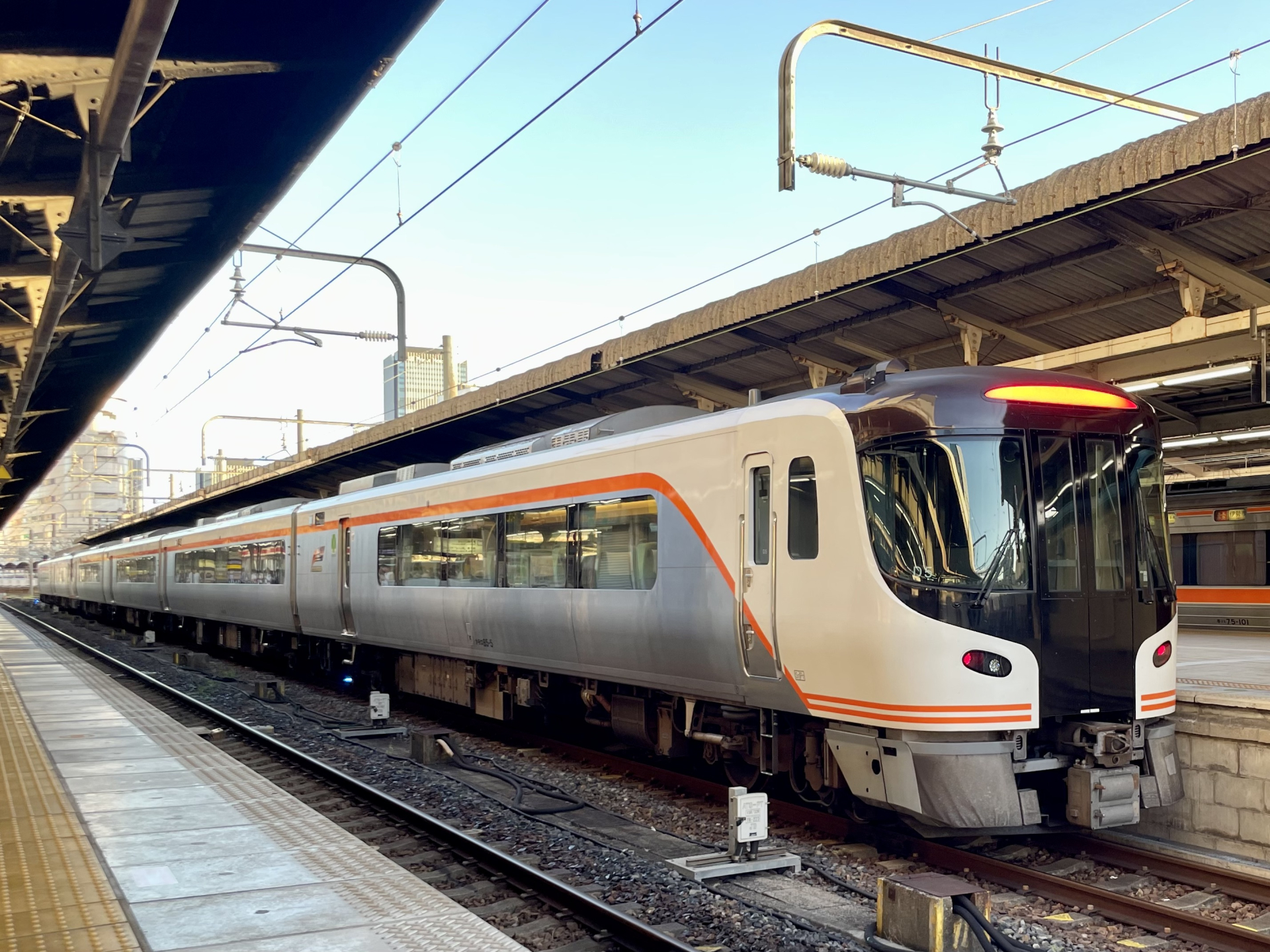 特急ひだ「HC85系」　名古屋駅