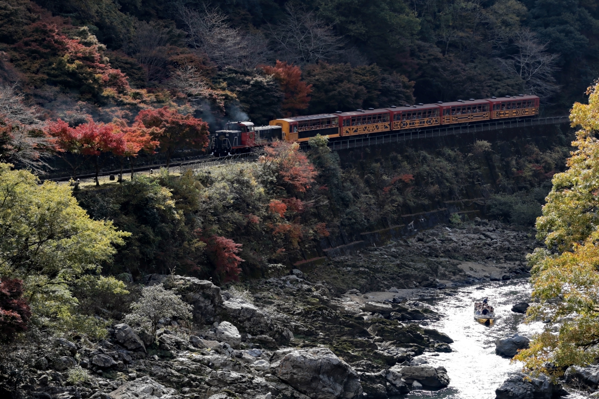 秋の嵯峨野観光鉄道