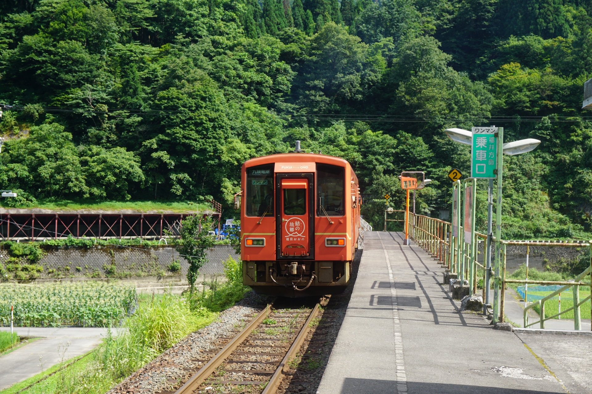 越美北線越前下山駅　キハ120形
