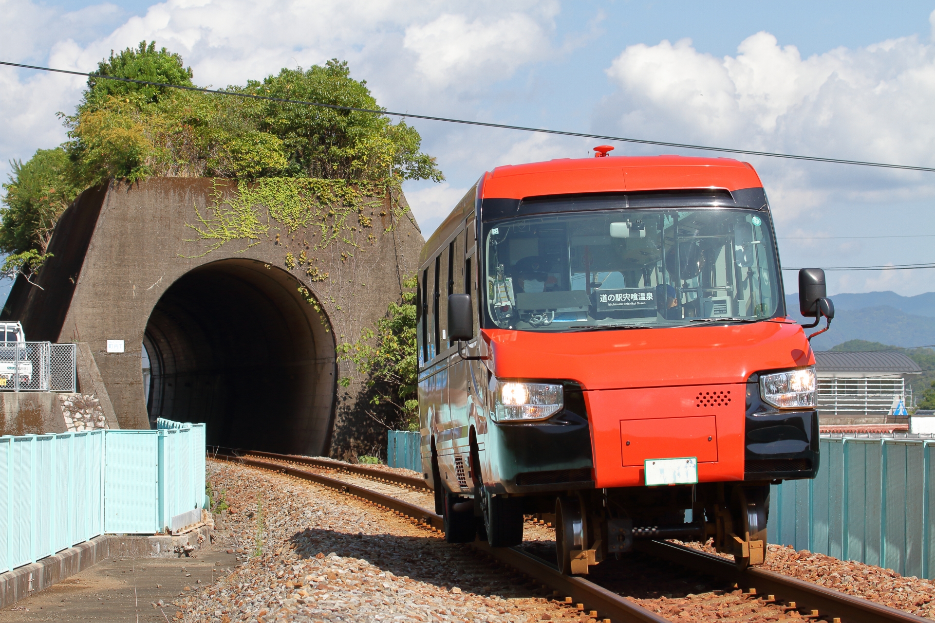 今回運転再開となる阿佐海岸鉄道（DMV933・海部駅）