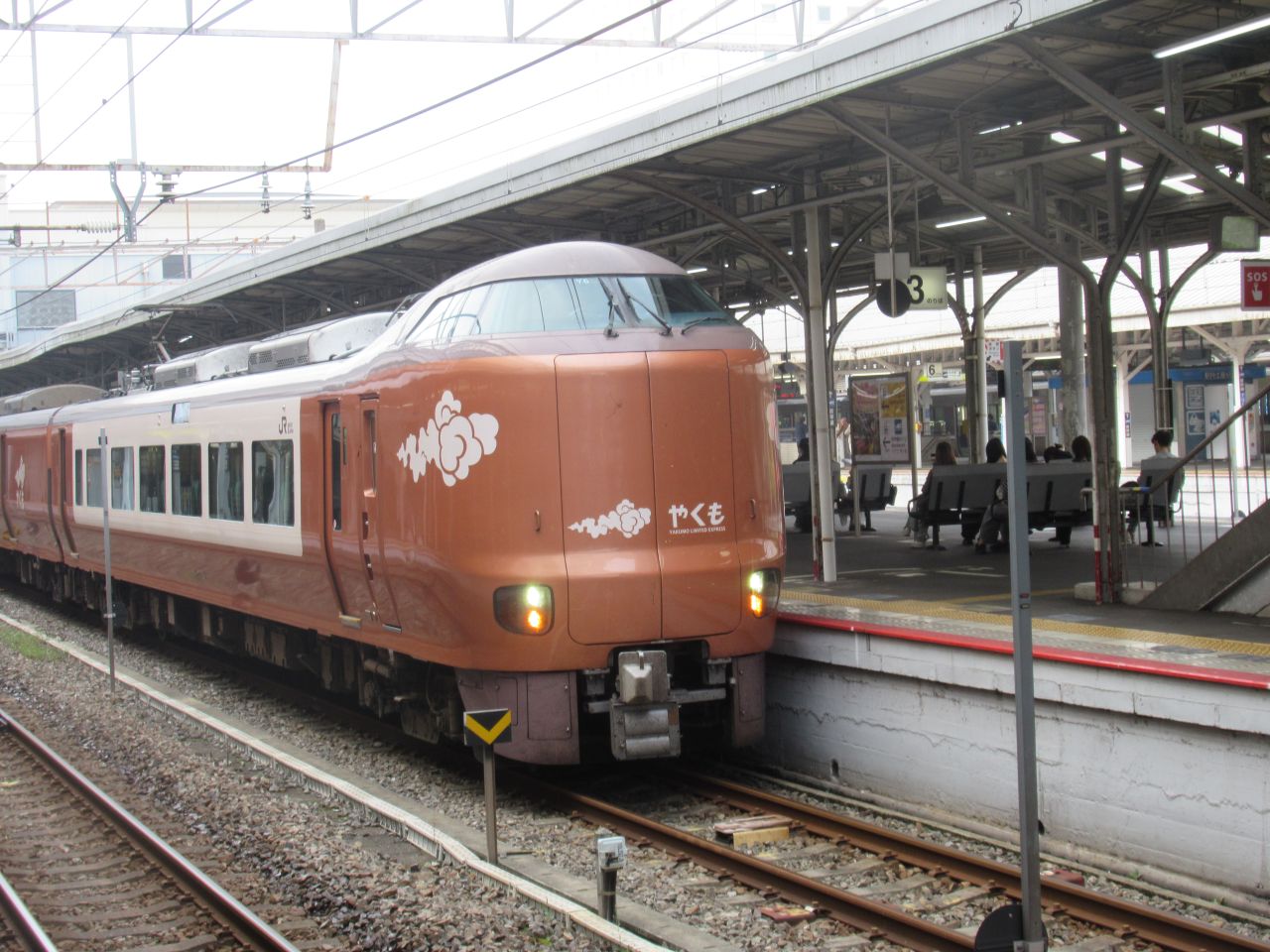 273系やくも　岡山駅3番のりば