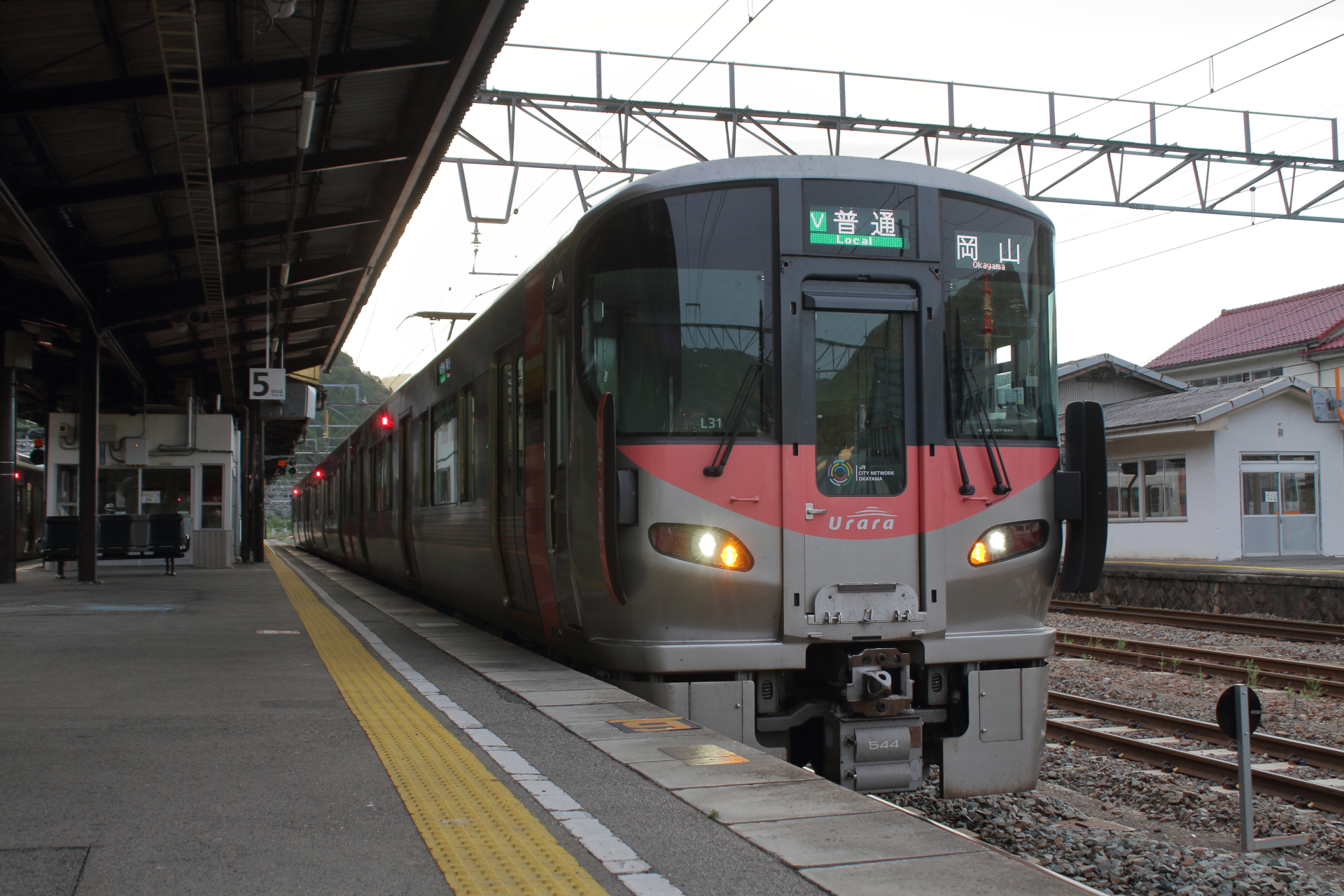 伯備線新見駅　227系