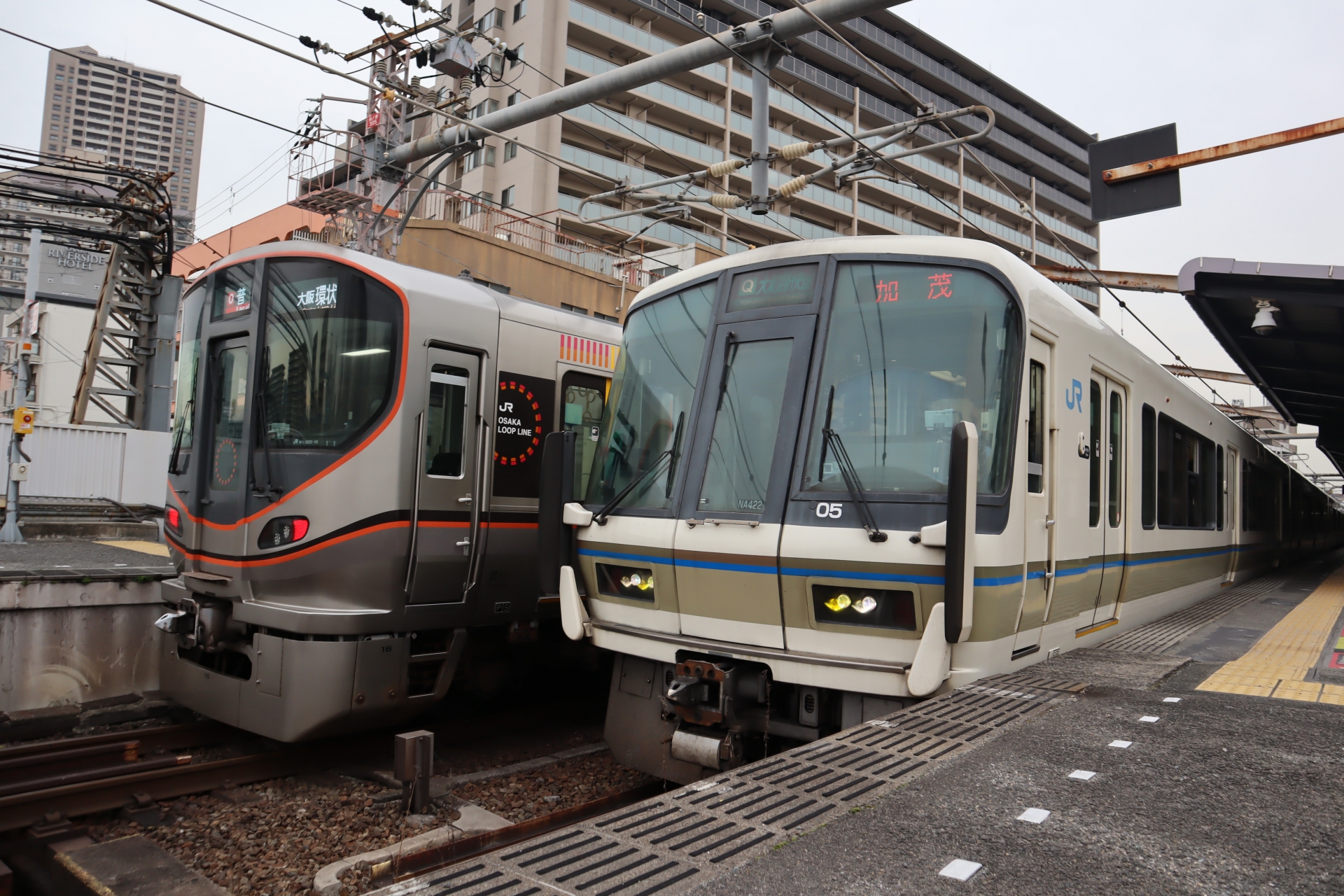 大阪環状線桜ノ宮駅221系と323系