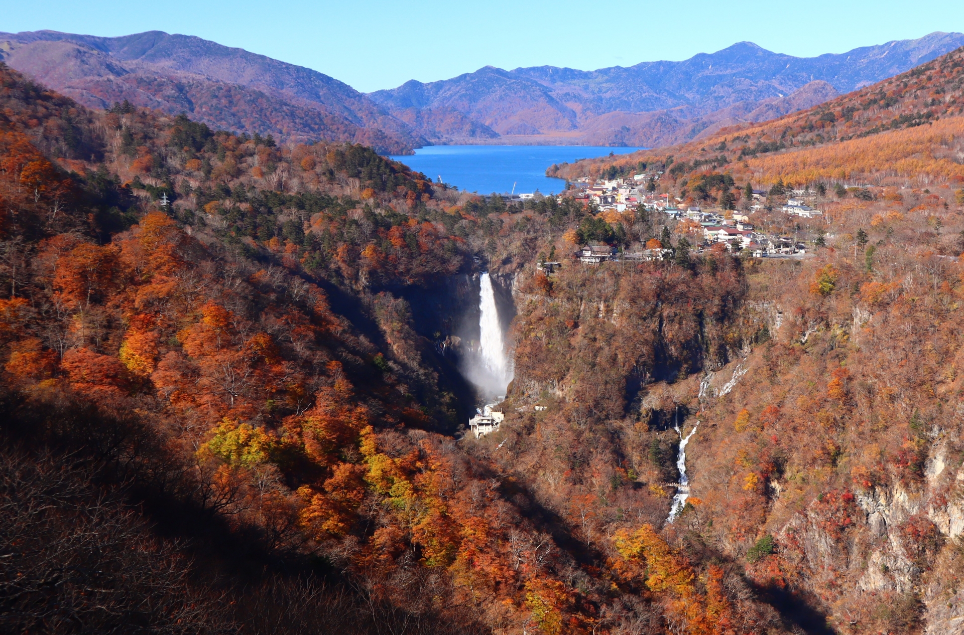日光明智平から見た華厳の滝と中禅寺湖の紅葉