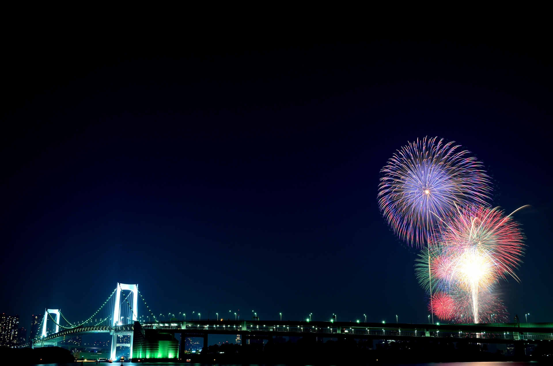 東京湾大華火祭とレインボーブリッジ